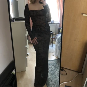 Klänning från ASOS - Super snygg klänning från ASOS som sitter som en smäck!! Aldrig använd, prislappar fortfarande kvar!💕 Nypris 569kr, säljer för 400kr!🫶🏼