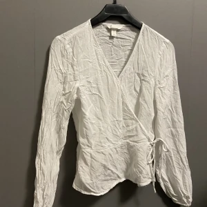 Blus/ kofta  - Jätte fin blus/kofta från hm