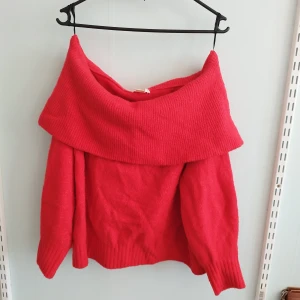 Offshoulder tröja, stickad  - Storlek S/M röd, knappt använd 