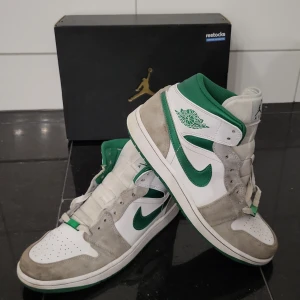 Jordan 1 mid grey green - Schyssta o fräscha jordan 1's, skick 9/10, lite creasade men inte så värst, lite smutsiga men inget man tänker på när de används, köpta från restocks för 2200, jag säljer de för 1000 men pris kan diskuteras, box ingår, skriv dm för funderingar