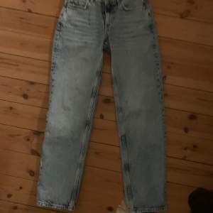 Säljer mina blå low waist straight jeans från Gina i storlek 32. Knappt använda och är i bra skick. Ny pris: 500 mitt pris: 350. Passar till allt!💗😇