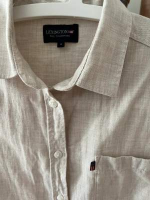 Skjorta från lexington i 100 % bomull. Otroligt skön och bra passform. Storlek medium. 
