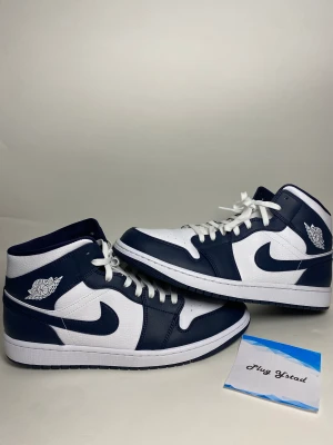 Jordan 1 Mid obsidian - Jordan 1 Mid obsidian  - storlek US 12,5 / EU 47 - skick 9/10 använda en gång.  - pris 1099kr inklusive frakt.   Kontakta gärna innan köp! 😇  