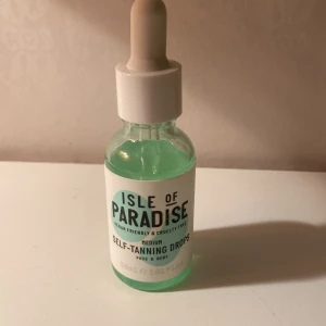 Isle of Paradise tanning drops - Endast testade en gång:  tanning drops från Isle of Paradise i färgen medium🥰 Säljer pågrund av fel färg.
