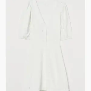 Säljer denna vita bomullsklänningen med puffärmar från H&M som jag använt som studentklänning. Den är i mycket bra skick då jag endast använt den vid ett tillfälle. Köptes för 199kr🫶🏼🥰