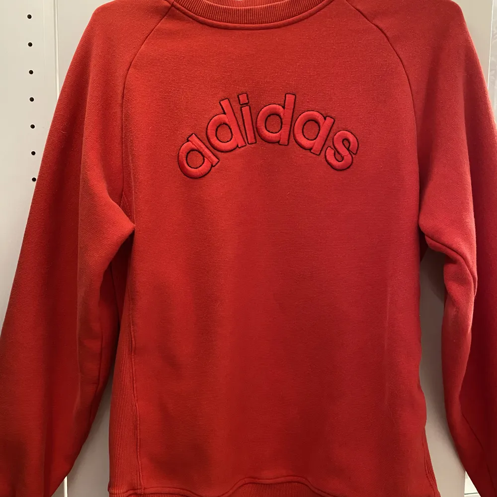 En röd adidas vintage sweatshirt i rött. Gillar den mycket men får ingen användning av den. . Hoodies.