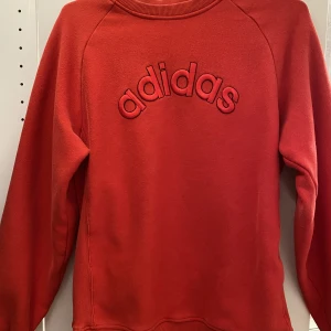 Vintage sweatshirt  - En röd adidas vintage sweatshirt i rött. Gillar den mycket men får ingen användning av den. 