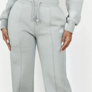 Comfy Cosy Joggingbyxor Med Vida Ben - Helt nya byxor med prislapp kvar. Jag är 1.60, byxorna var alldeles för långa för mig och passformen är sann till storlek. 