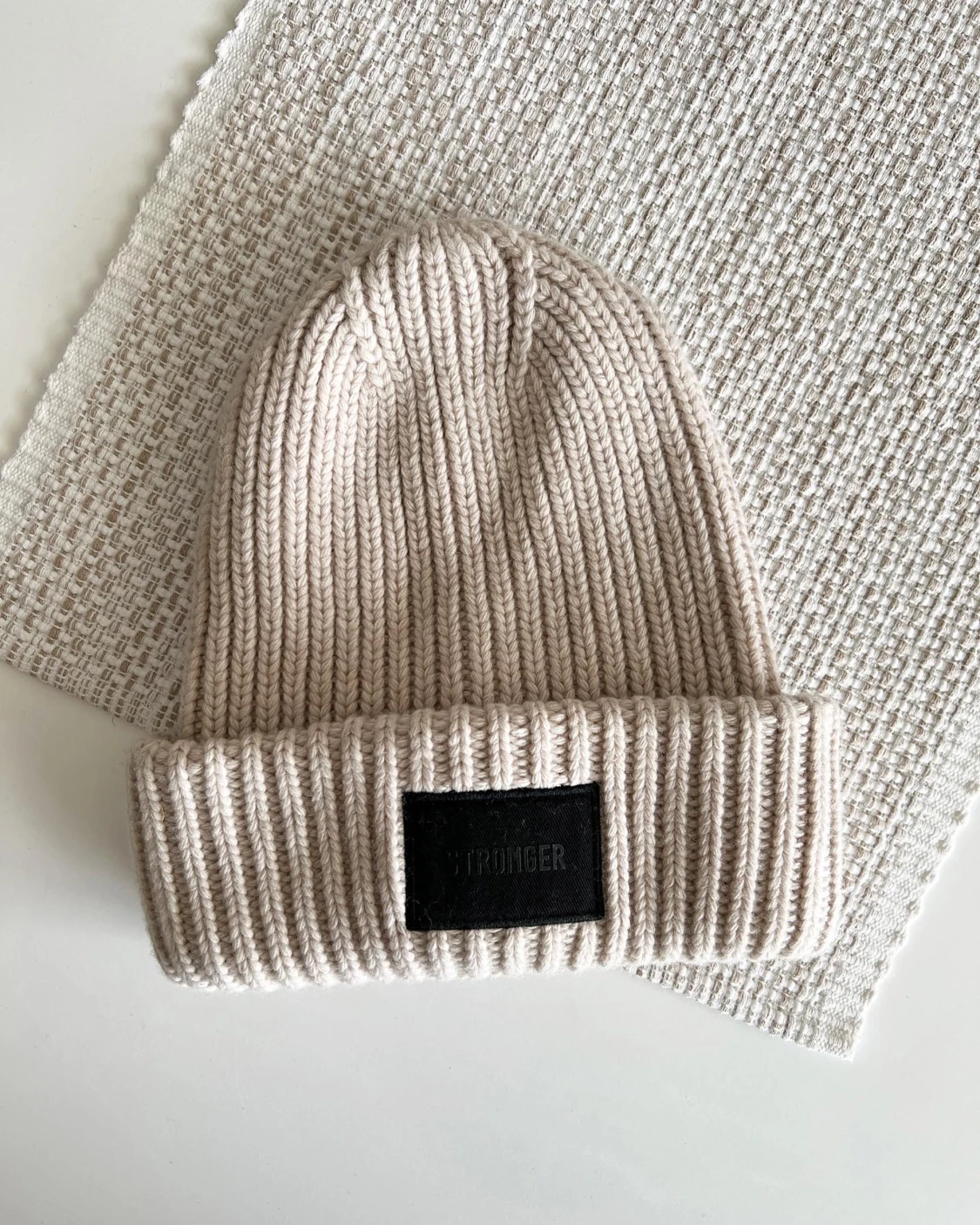 Beige mössa från Stronger