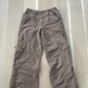Säljer nu mina BDG Brown Y2K Low Rise Cargo Pants från Urban outfitters i storlek xs då det inte längre är min stil. Endast använda några få gånger och är i bra skick. Köparen står för frakt! Meddela om du har några frågor💕