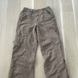 Säljer nu mina BDG Brown Y2K Low Rise Cargo Pants från Urban outfitters i storlek xs då det inte längre är min stil. Endast använda några få gånger och är i bra skick. Köparen står för frakt! Meddela om du har några frågor💕
