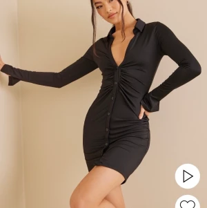 Nelly klänning  - Superfin klänning från Nelly som dessvärre är för liten och aldrig använd. Lappen finns även kvar på klänningen.