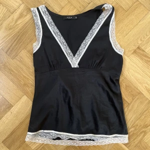 SPETSLINNE - Jättefint spetslinne med fake silke i mitten. Säljer pga att den är för liten! Skulle rekommendera till någon med lite mindre byst (a/b-kupa)💗💗💗💗🦋🦋