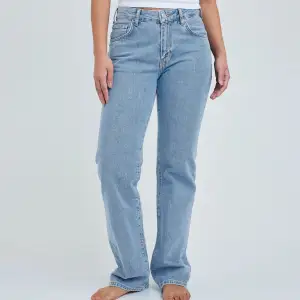 Blåa jeans med bruna sömmar. Lågmidjade och långa på mig som är 172 cm. Midjan är 30 längden 32! 