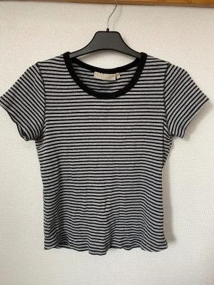 T-shirt från KappAhl - Fått denna secondhand men knappt använt, därav i väldigt fint skick!