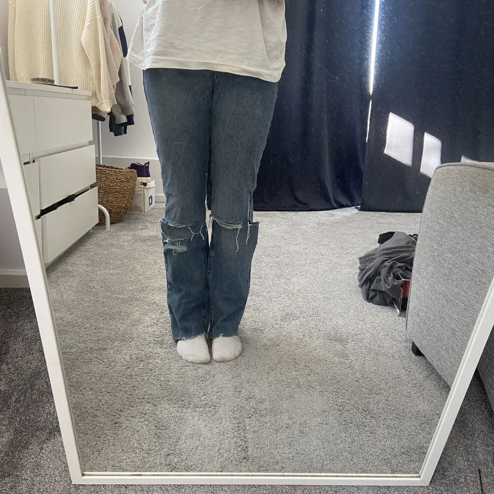 Jag säljer 2 av mina favorit jeans då dom har blivit för små. Båda är i storlek 34/36. Jag är 170 cm och dom är långa på mig. Om man köper båda kan man få för bra pris. Ena byxan har slits längst nere. . Jeans & Byxor.