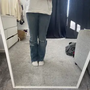 Jag säljer 2 av mina favorit jeans då dom har blivit för små. Båda är i storlek 34/36. Jag är 170 cm och dom är långa på mig. Om man köper båda kan man få för bra pris. Ena byxan har slits längst nere. 