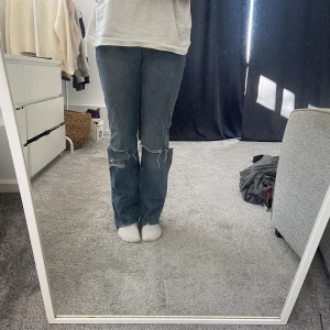 Pull and bear jeans  - Jag säljer 2 av mina favorit jeans då dom har blivit för små. Båda är i storlek 34/36. Jag är 170 cm och dom är långa på mig. Om man köper båda kan man få för bra pris. Ena byxan har slits längst nere. 