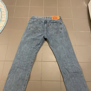 Levis 501 - Här har vi ett par Levis 501 or som är ny skick då de alltid varit förstora för mig, 