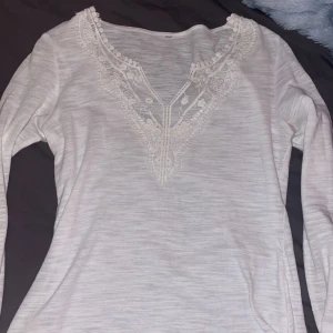 Tröja med spets - Fin vid tröja med spets💗säljer då den tyvärr är för liten