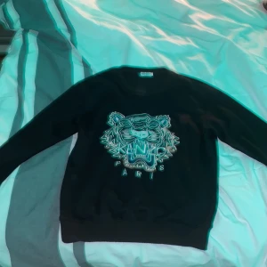 Kenzo hoodie (S) - Hej, Säljer min kenzo hoodie, storlek (S)  Hej, säljer min kenzo hoodie storlek (S). Kvinno model men fungerar till killar också 
