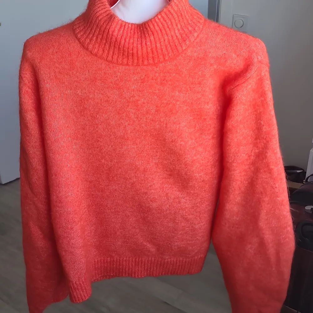 Fin och varm polotröja i mohair från H&M. Vacker röd orange färg. Storlek S.  Finns i Täby C. Kan skickas.. Stickat.
