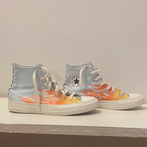 converse 70s high fire - Endast använda ca 2 gånger så i bra skick.   Smått smutsiga vid hälen.  Storlek 39. Går inte att köpa längre därav lite högre pris.