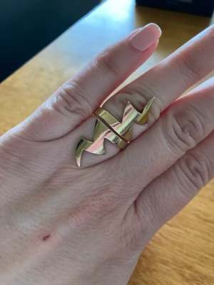 Maria Nilsdotter ring guld  - Maria Nilsdotter ring äkta silver guldplätterat. Storlek 17 mm. Använd gärna köp nu