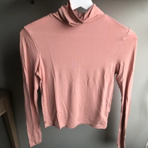 Polotröja  - Polotröja från hm säljer pga av att den inte kommer till andvändning 