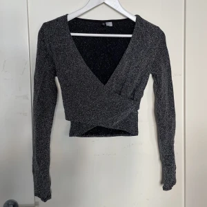 Festtopp - Silverglittrig festtopp från HM divided. Riktigt fin och sitter snyggt kring bysten. Tipps till nyår eller annan festlig kväll🕺🏼🕺🏼 