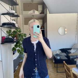 Stickad tshirt kofta - Marinblå stickad tshirt kofta