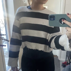 Stickad tröja  - Så snygg randig tröja med en så fin passform från zara!💫💘 