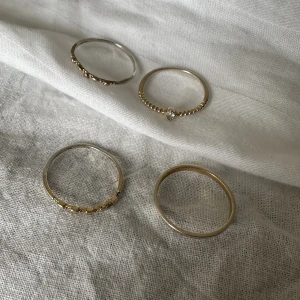 Guldpläterade ringar från glitter - Tappat en del guldfärg därav priset. 45kr för en ring eller alla för 150kr.