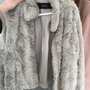 Pälsjacka  - Pälsjacka från Vero Moda storlek S 