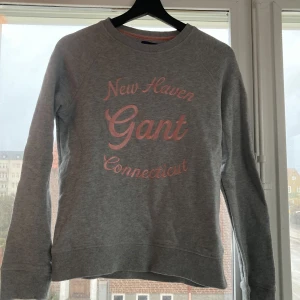 Gant tröja  - Detta är en gant tröja som bara är ansvälld några enstaka gånger men den har mest bara legat i garderoben då det inte riktigt är min stil. 