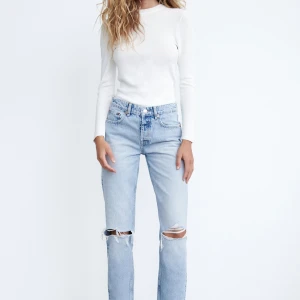 Lågmidjade jeans - Säljer då dem inte passar längre tyvärr. Använda fåtal gånger. Kontakta för mer frågor 🤍