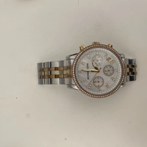 Michael kors klocka - Ordinarie pris 3500. Säljer denna för 1000 kronor då denna ej används längre. Dam klocka