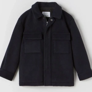 Zara kappa  - Säljer denna snygga kappan från  zara, säljer då den inte kommer till användning!! Hör av er om ni vill ha fler bilder privat!!🥰 Slutsåld!! Pris kan diskuteras 