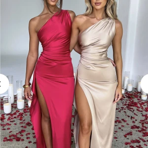 Balklänning  - Intressekoll på min oanvända och slutsålda balklänning, lappar kvar!💕 Skriv vid intresse 