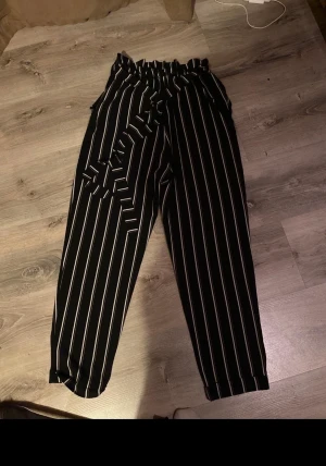 Svartvita kostymbyxor  - Svartvita kostym byxor ifrån pull and bear. Säljer den pga den inte används <3 