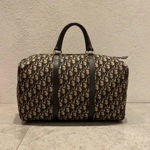 Christian Dior Boston bag  - En fin Dior väska att ha till sommaren, skicket är 8.5/10, vårat pris 3489. Fick den från Gurkis i en tävling, hör av er ifall ni har fler frågor 