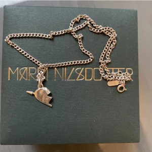 Maria Nilsdotter  - Hej! Säljer mitt älskade Maria Nilsdotter halsband❤️