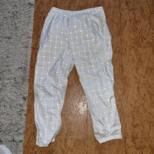 Supreme lacoste byxor - Hej säljer mina Supreme x lacoste reflective pants för alrig använder dem. Bra skick och påse finns.