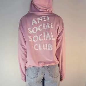 rosa anti social social club fejk hoodie - hoodie i tunnare tyg och storlek M/L. möter ej upp, postar enbart 🌸