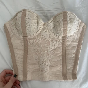 Vintage korsett från HM  - Unik korsett från HM som inte går att köpa i butik längre. Storlek 36 skulle säga att kupan är B kupa! 