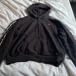 Levis hoodie  - Säljer min svarta levis hoodie, storlek xs, knapps använd❤️