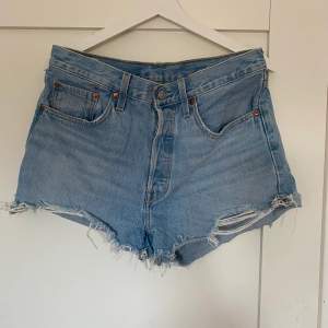 Knappt använda levis shorts i modellen 501 Nypris: 669