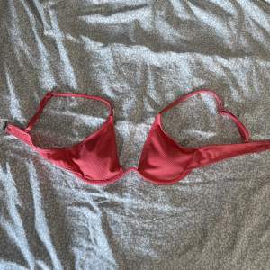 Rosa/röd bikiniöverdel från Shein i storlek S. Oanvänd. Ord pris 119kr, säljer för 60kr.