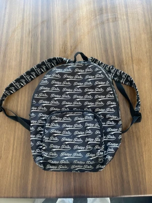 Philipp Plein ryggsäck - Inte använd på något år nu. Tidigare haft den vardagligen till skolan i ett halvår så cond sådär. Nypris runt 300 Euro