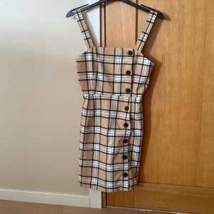 checked summer dress/Rutig sommar klänning - Got it from my older sister but have never wore it myself! (just tried once) Dm for more pictures or discussion of price! :D Fick den av min äldre syster, har bara testat själv dock! hör bara av dig om du vill ha mer bilder eller diskutera priset! :D